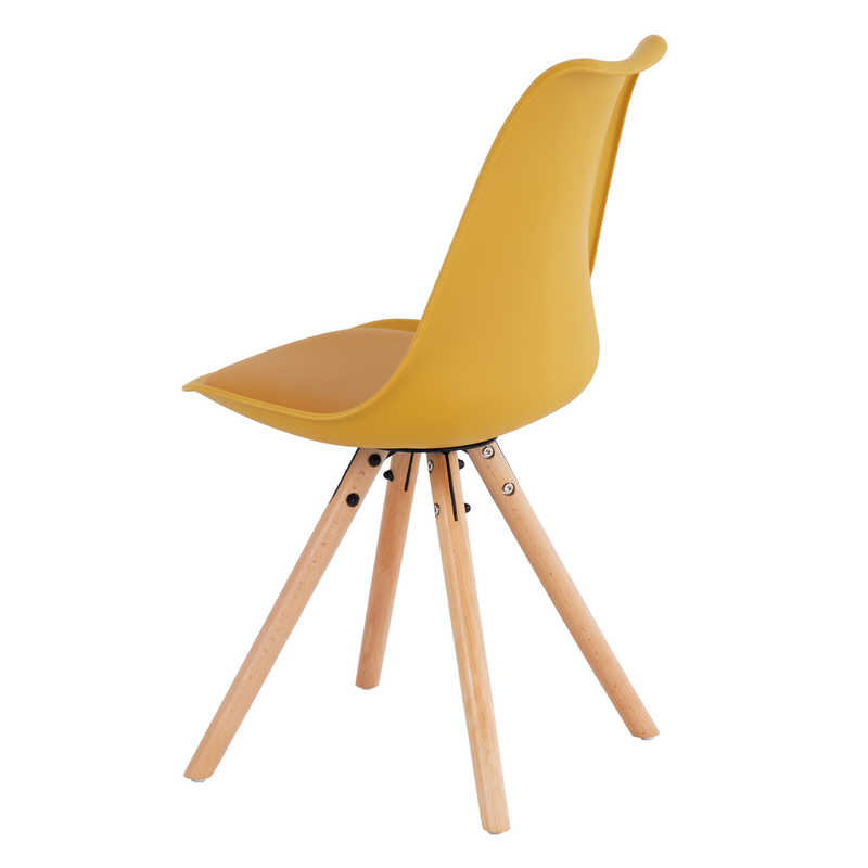 Chaise en bois et polypropylène moutarde TACHA, vue de 3/4 arrière