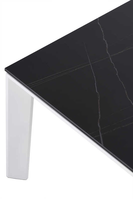 Table Extensible en Verre Trempé, en Métal et en Porcelaine plateau noir pieds blancs MONA, détail du plateau