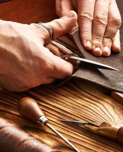 Découpe de cuir pour la fabrication artisanale de mobilier